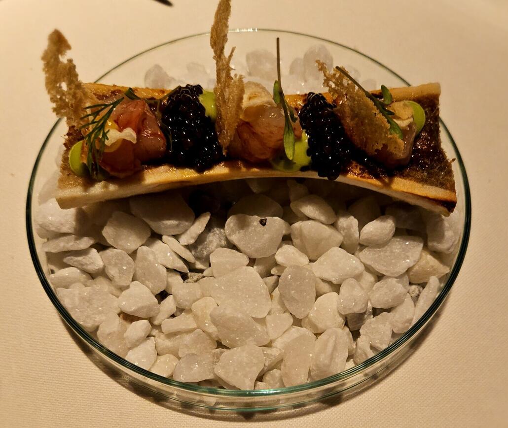 Garnele, Kaviar und Knoblauch im Knochenmark