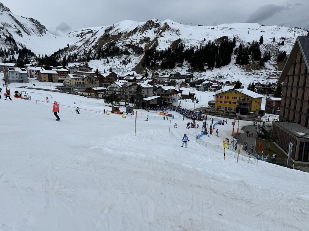 Blick auf Sternegg, im Hintergrund Fronalpstock