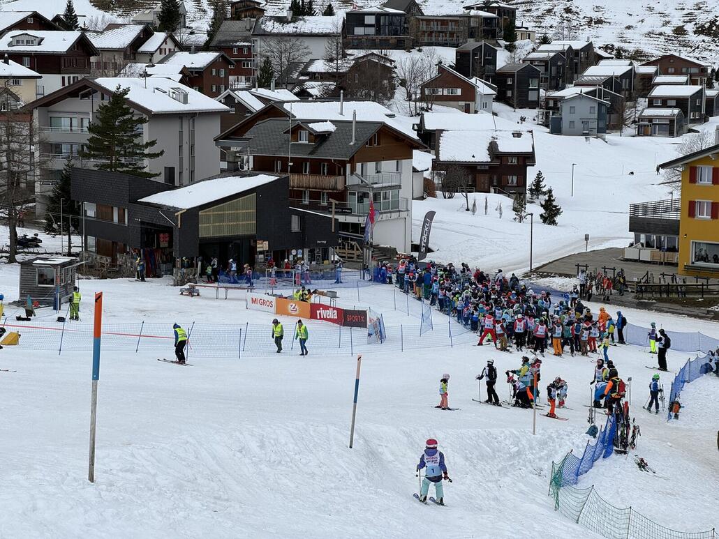 Lange Schlange vor der Sternegg