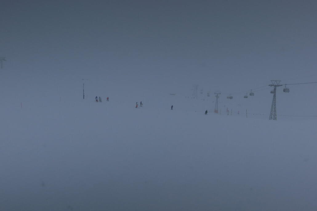 Erstaunlich viele Leute bei Furgg, insbesondere wurde der Theodulexpess von der Mehrheit gegenüber den Matternhorn-Express für Wiederholungsfahrten bevorzugt