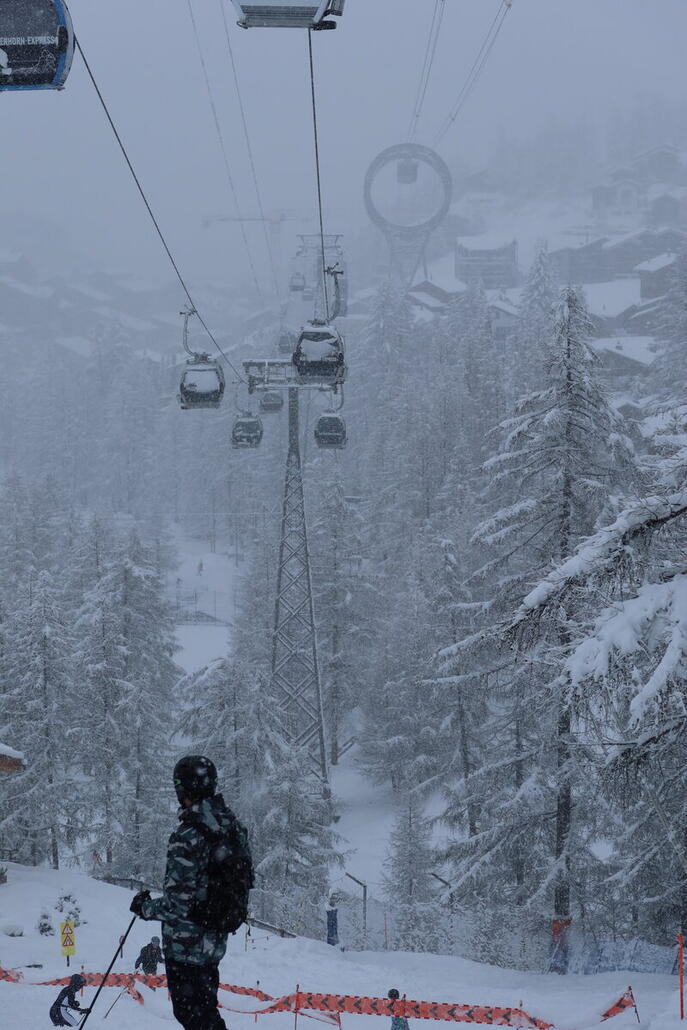 Eine komische Konstruktion taucht aus dem Nebel auf