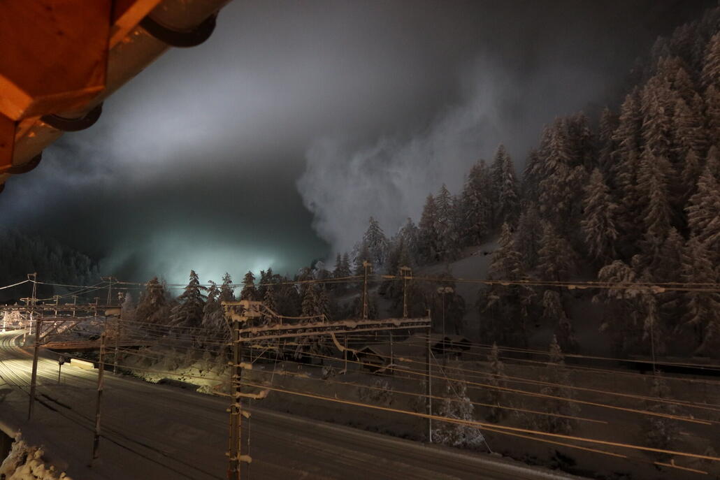 Staubwolke einer abgesprengten Lawine in Täsch