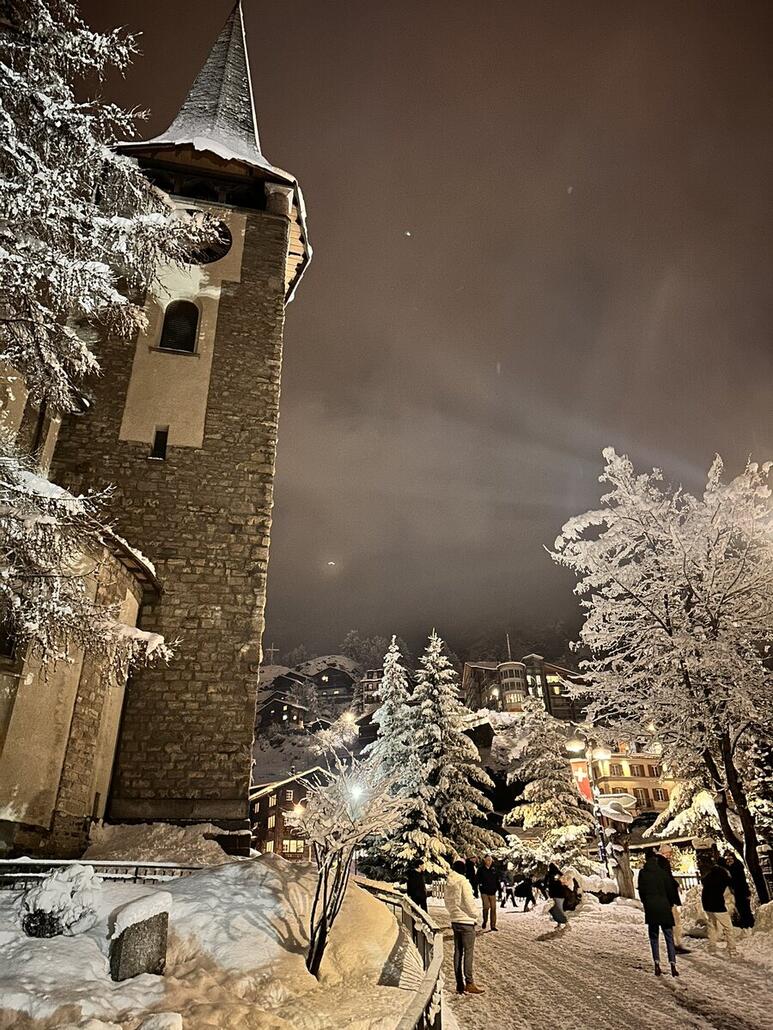 Leute, die auf der Strasse Schneeballschlacht machen. Schön wenn man jung sein kann.