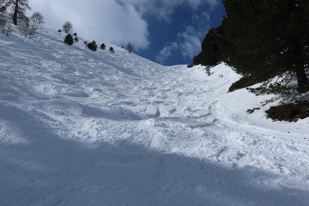 Momatt: Im oberen Bereich konnte man noch vereinzelt eigene Spuren ins Pulver zehen, danach gab es einen blöden Übergang aus zerfahren aber noch nicht richtig verbuckelt, der irgendwie nicht viel Spaß gemacht hat