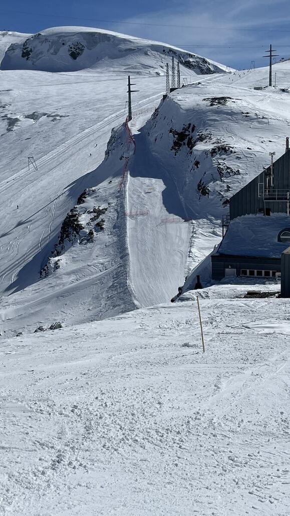 Verbindung Schweiz - Italien am Theodulpass<br />Die Gegenrichtung ist, wie BeO bereits geschrieben hat, ein Tragödienhang und absolut nicht massentauglich!