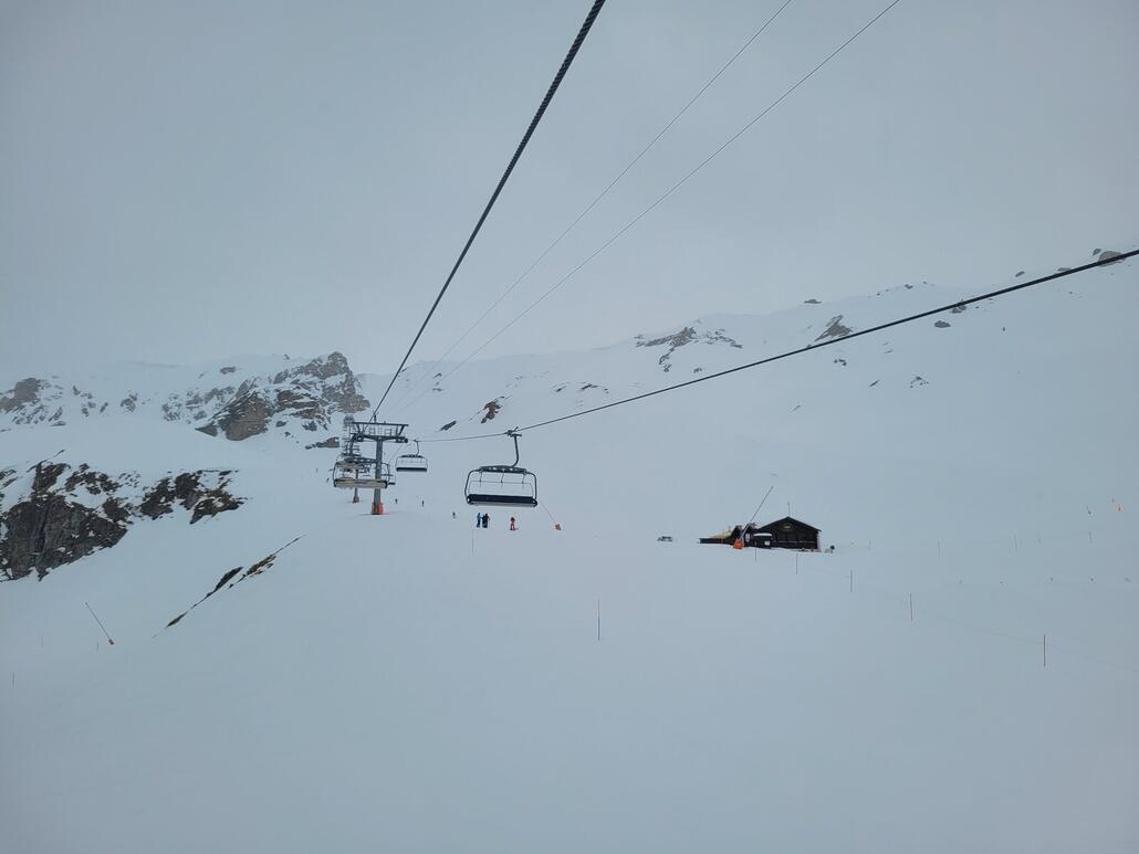 Gegen halb elf zog es zu und begann leicht zu schneien. Bodensicht nicht mehr optimal jedoch noch akzeptabel, da sehr wenig los ist und es daher bisher zu keiner Haufenbildung gekommen ist.<br />Tsarva ist noch sehr spassig und gut präpariert.