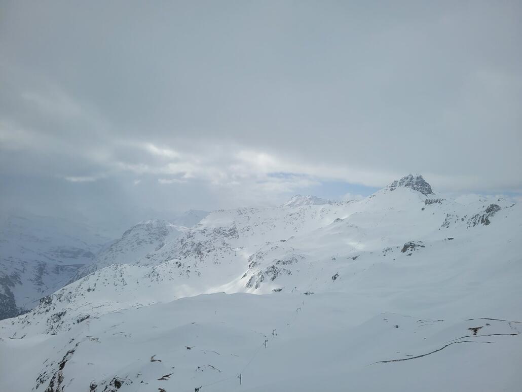 Am Orzival. Seltsam klebriger Schnee, bin im Flachstück stehengeblieben.