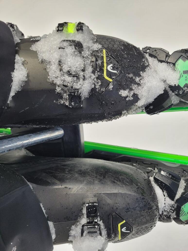 Leicht offtopic: Da rege ich mich jahrelang über die verkrüppelten Fussstützen auf.<br />Dabei ists ja mit Stütze zwischen Ski und Schuh wirklich viel bequemer.<br />Verrückt