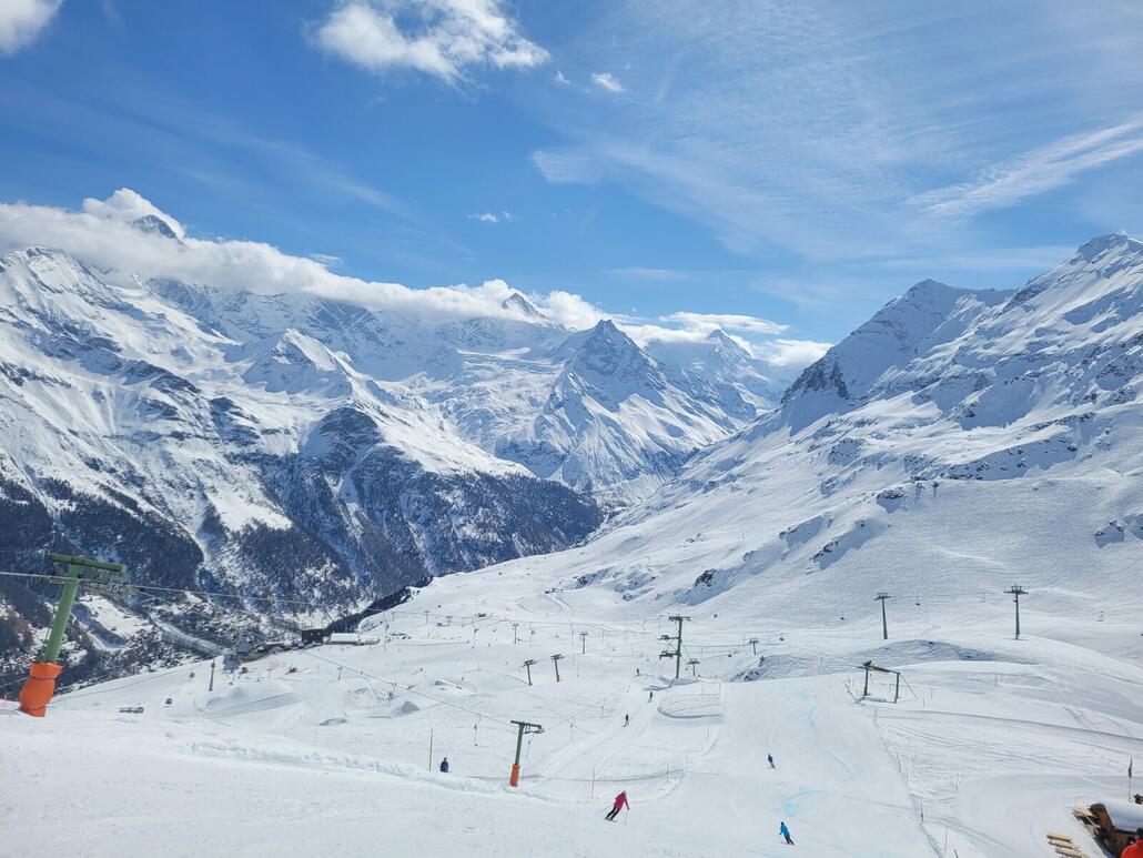 Hier bereits in Zinal. Pisten werden weich und Buckelbildung an einigen Stellen, aber immer noch gut.<br />Ich bin sehr überrascht über die guten Pisten am Tsarmettaz. Hatte das bisher als Schlepplift für Anfänger abgestempelt. Aber tolle Pisten, der Lift macht 400 Höhenmeter