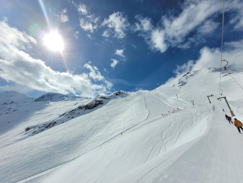 Wie immer in Zinal müssen die drei Varianten am Combe Durant gefahren werden. Und wie immer sind es mit die besten des Tages.<br />Eine KSB hier wäre toll.