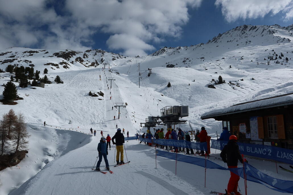 Greppon Blanc mit einem defekten Lift... hier würde selbst ich als Schlepplift-Fan liebend gerne eine KSB oder EUB sehen, vor allem um die ganzen Abfahrten auch schnell wiederholen zu können