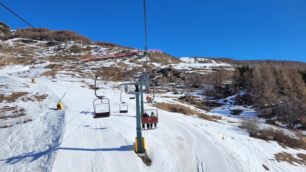 beschneite Talabfahrt, unten sonst schon recht aper