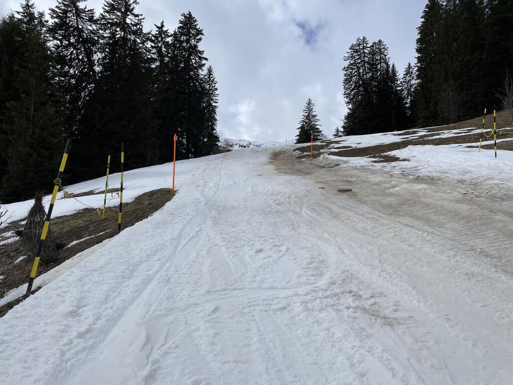 Die nicht beschneite Talabfahrt 46 ins Dorf hält wohl nicht mehr lange durch.