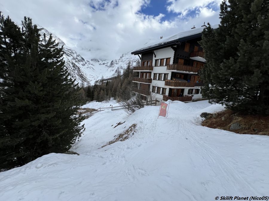 Rückweg von der Pra-Gra-Route in Richtung der Piste des Hôtels