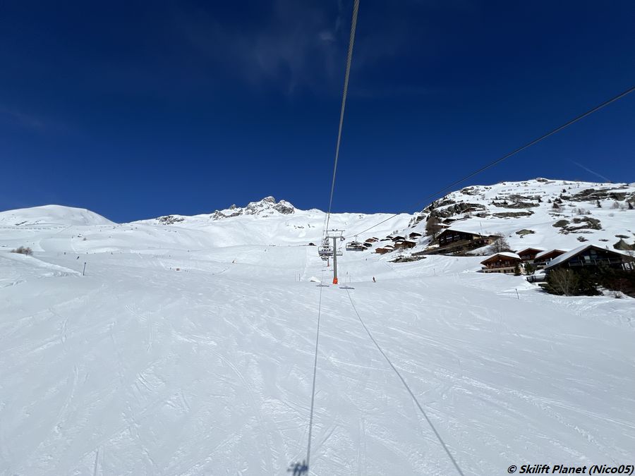 Sesselbahn Holz-Stafel und rote Piste 3 Holz