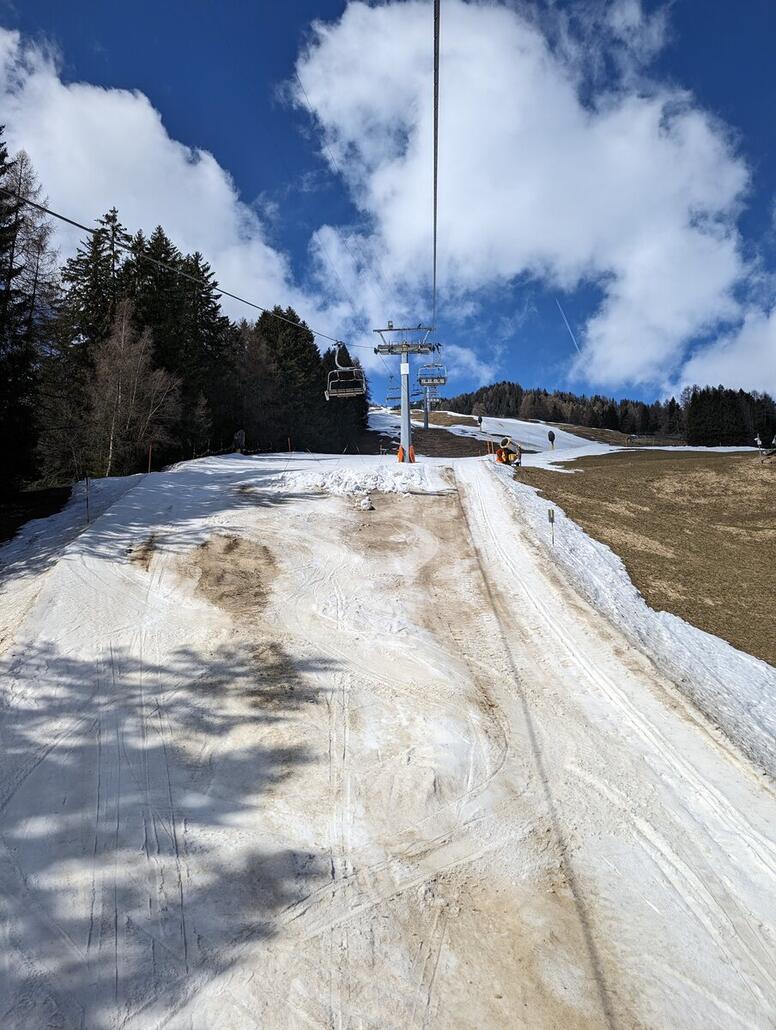 Nachtrag zu Pradaschier. Es scheint als wurde hier ein kleines bisschen nachbeschneit. Die Abfahrt macht's wohl nicht bis zu Ostern.