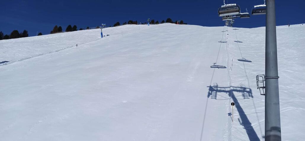 Start um kurz nach 8. Piste sieht noch sehr unruhig aus. War aber schon schön weich.