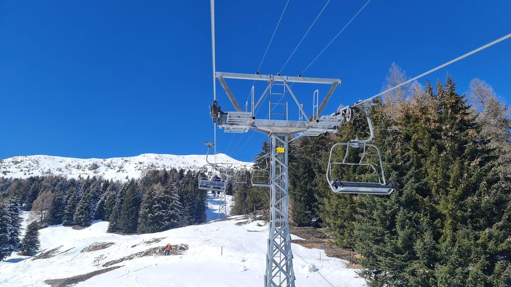 Die Situation am Scalottas ist insofern wieder verbessert, als dass auf den nervigen Matten in der Talstation jetzt wieder etwas Schnee liegt. Man gleitet also wieder bequem zum Einstieg vor.