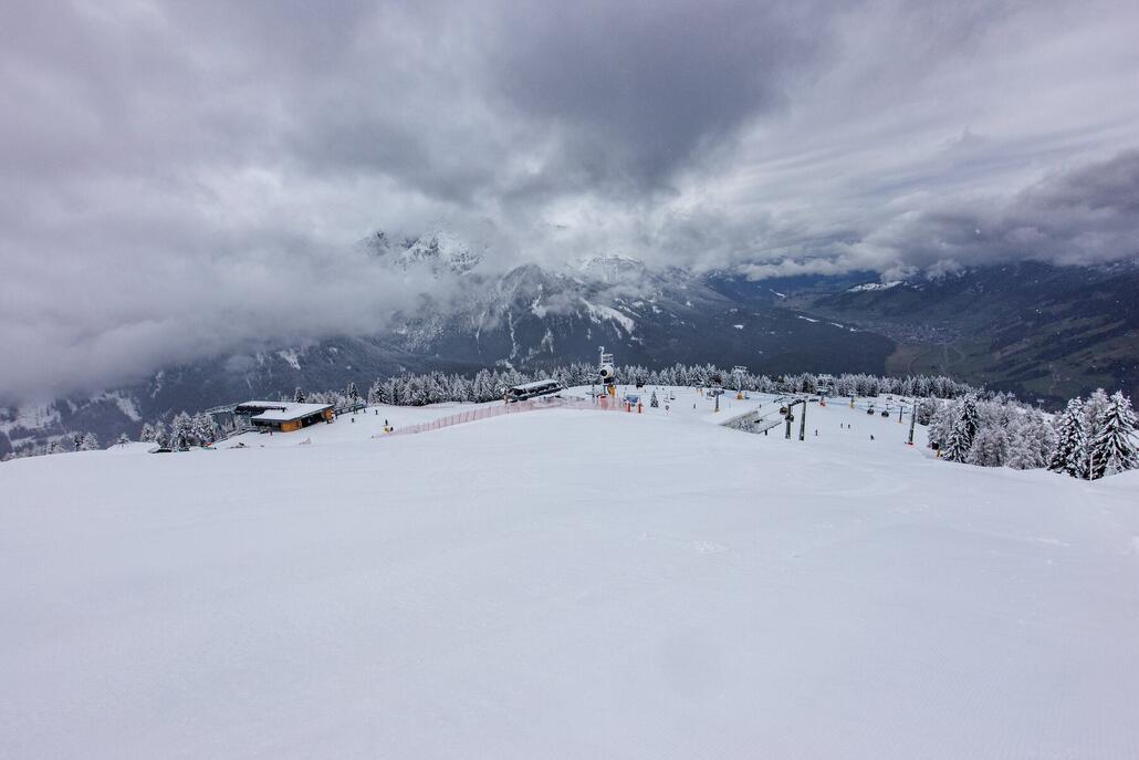 Drehpunkt der Bahnen auf dem Helm.