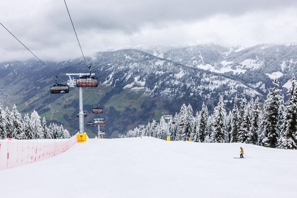 Mittelstationsabfahrt mit dazugehöriger Sesselbahn.