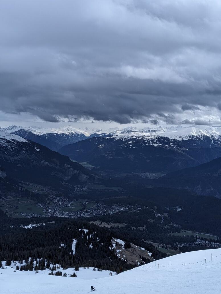 föhnige Tiefblicke in Richtung Flims, Trin und ins Rheintal