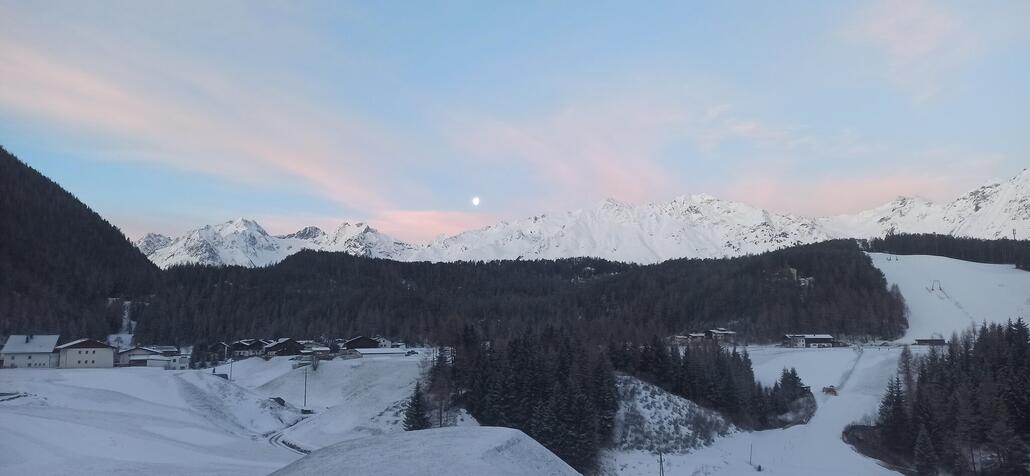 Früh schöne Farben über den Bergen
