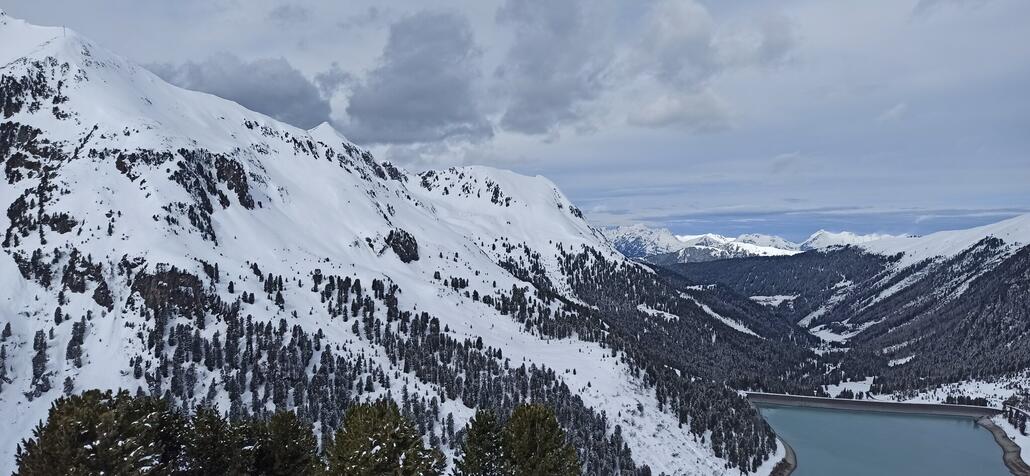 Wolken ziehen schnell aber hier unten kaum was spürbar vom Wind
