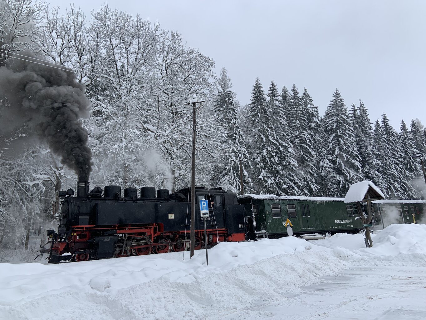 Eisenbahntechnik, welche auch bei 30 cm Schnee problemlos funktioniert. Und die Ersatzteilversorgung klappt offenbar besser als bei den maroden Liftanlagen am Fichtelberg.