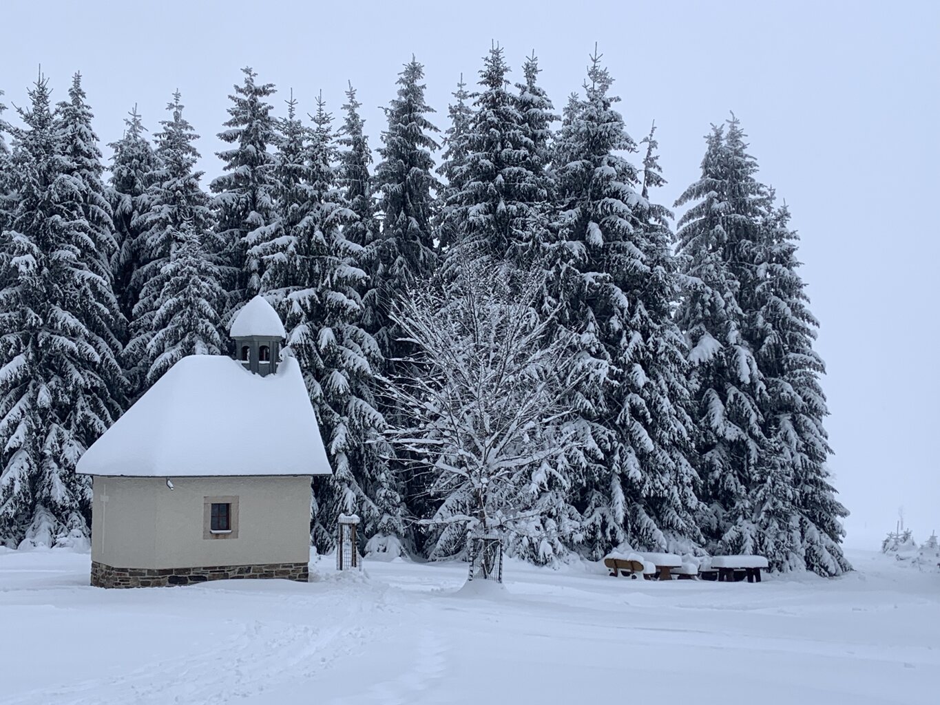 Wiederaufgebaute Nepomuk-Kapelle in Böhmen