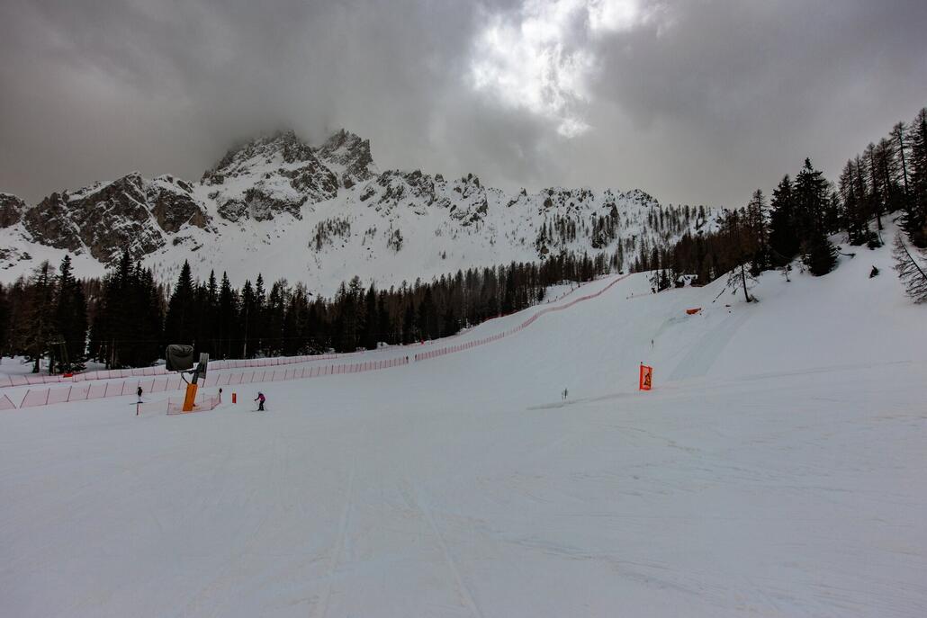 Blick auf den Porzen Tellerlift mit Rotwand dahinter. Nächstes Jahr dreht eine 6-KSB hier ihre Runden.