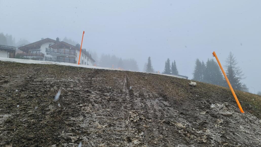 ... aber das als geöffnete Piste zu verkaufen ist schon sehr sportlich. Mir soll es recht sein, so komme ich wenigstens zu den anderen Anlagen. Aber dass man sich nicht die Mühe macht, hier wenigstens noch einen Streifen fahrbar zu halten ist für die Gäste, die über Ostern jede Menge Geld bezahlt haben und quasi nichts davon haben, schon ein Hohn.