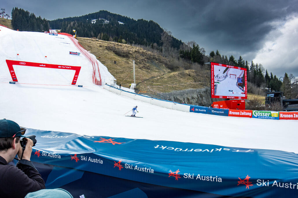 Samstag Ledezka kommt ins Ziel. Der Speed ist schon krass an der Ziellinie.