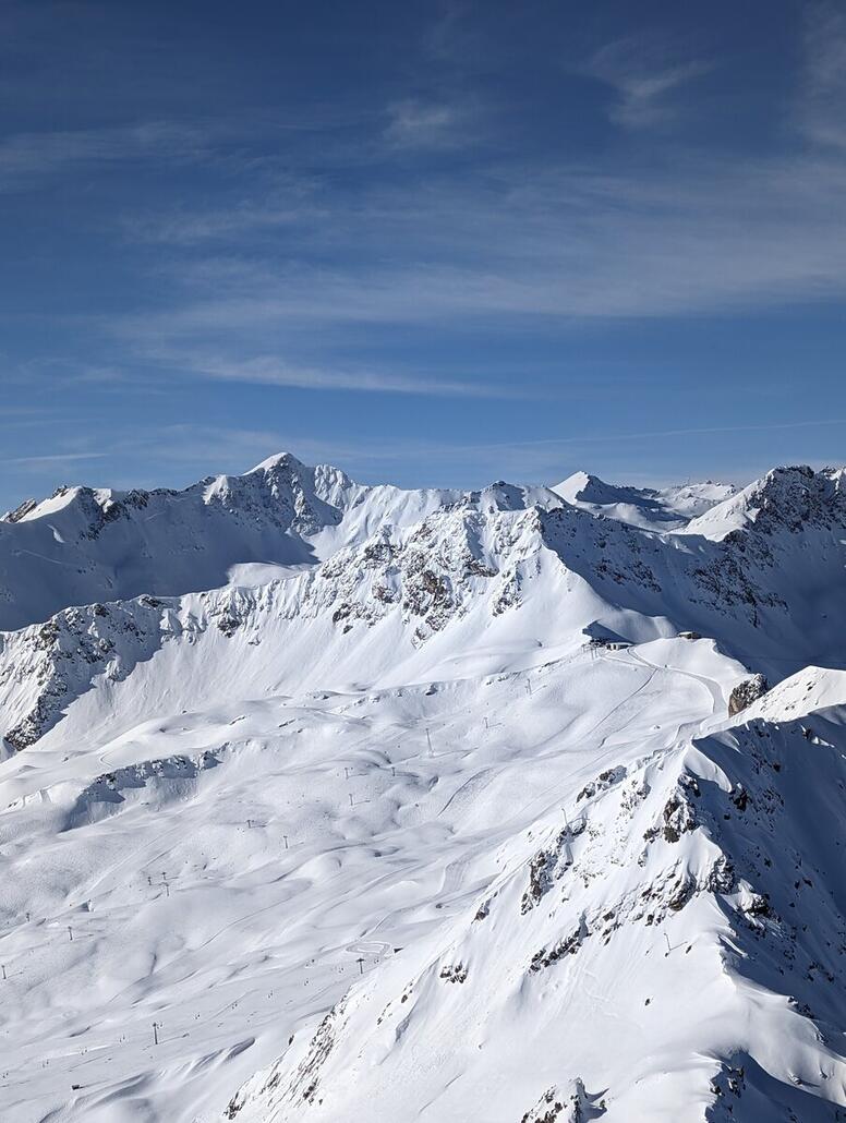 Zoom ins Hörnligebiet. Hinten sieht man mächtige Anrisskanten an den Nordhängen von Erzhornsattel und Aroser Rothorn. Wollte zuerst eine kleine Tour machen, das lässt lieber noch ein wenig auf sich warten.
