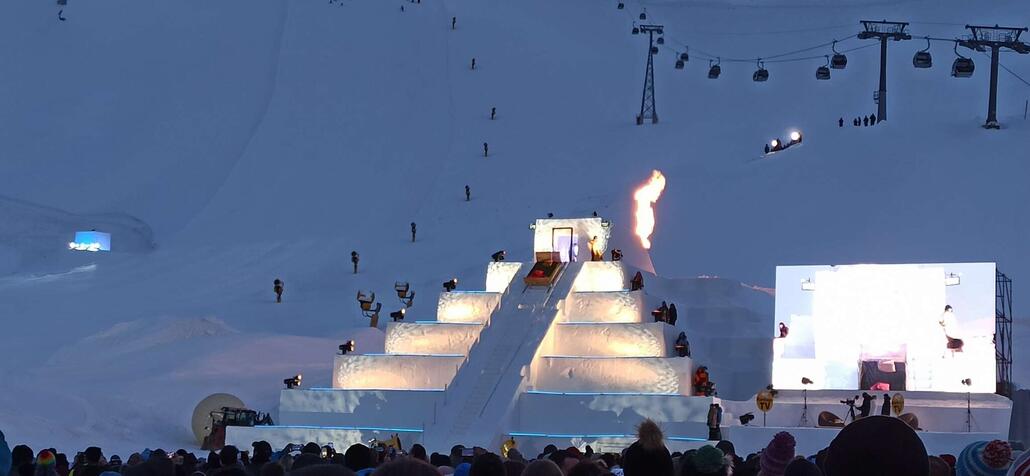 beleuchtete und beflammte Pyramide