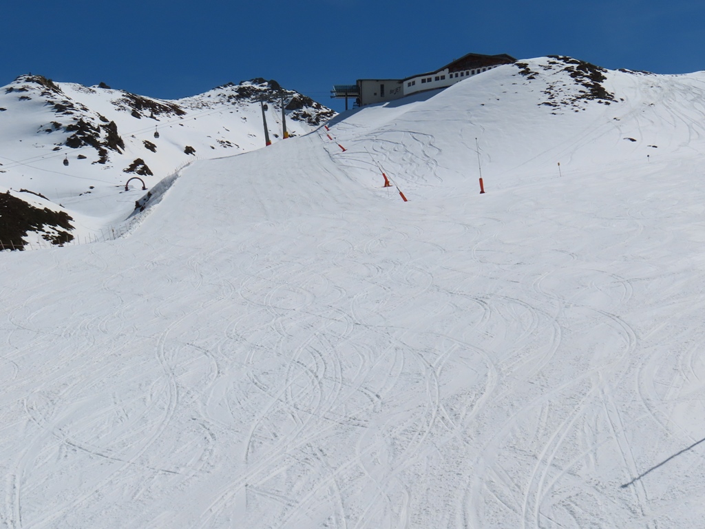Zwischen der Bergstation des 8er Jets und der Talstation der Sesselbahn waren die Pisten gut, da nicht zerfahren.