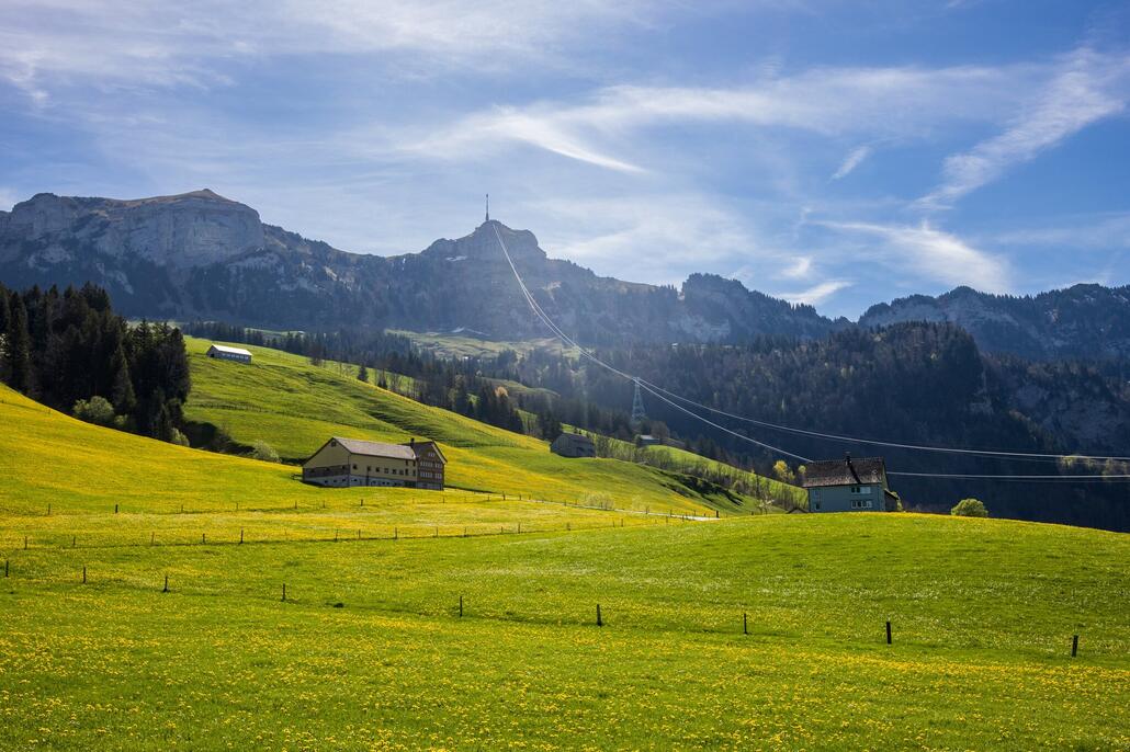 Morgendlicher Start in Brülisau mit Blick auf Hoher Kasten (Seilbahn) links davon der Kamor.