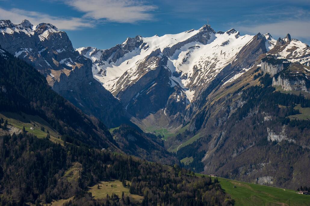 Auf dem Säntis liegt gemäss Messstation noch super viel Schnee. Man sieht hier sehr schön, dass es den ganzen Winter oben viel geschneit hat und wir unter 2000 m viel Regen hatten.