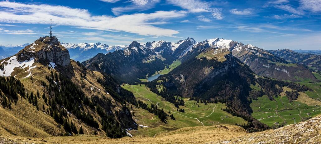 Auf dem Kamor mit Blick Richtung Hoher Kasten und Alpstein.