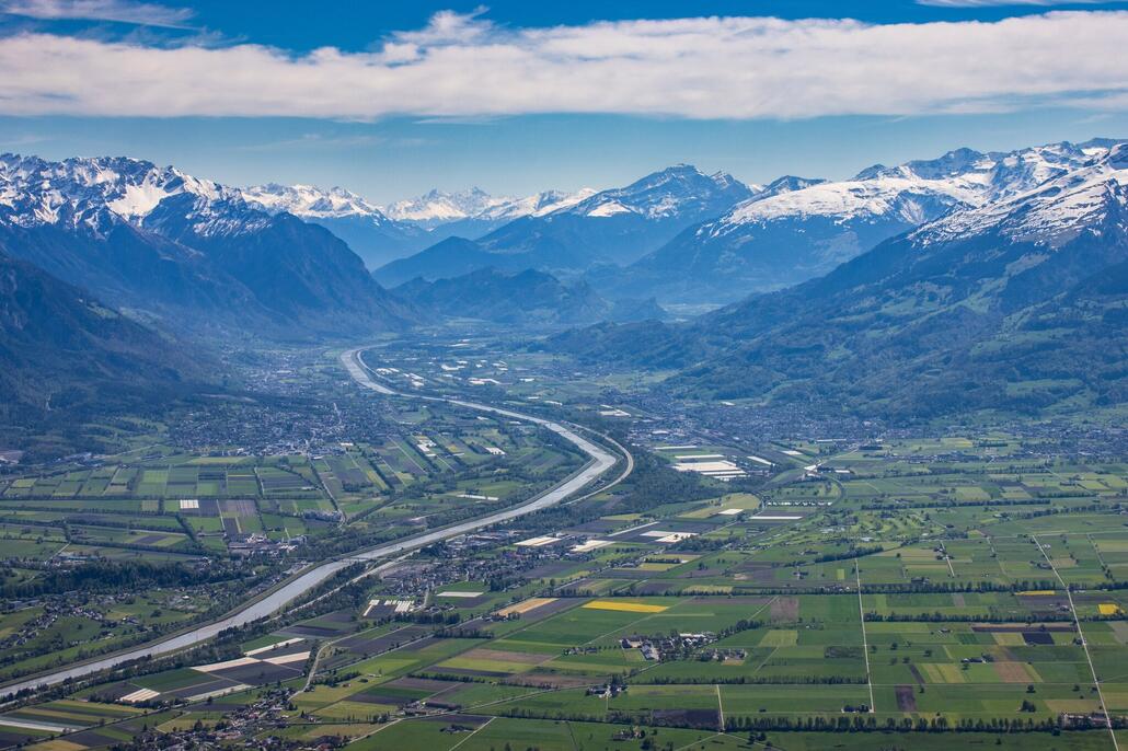 Rheintal mit Calanda und Pizol.