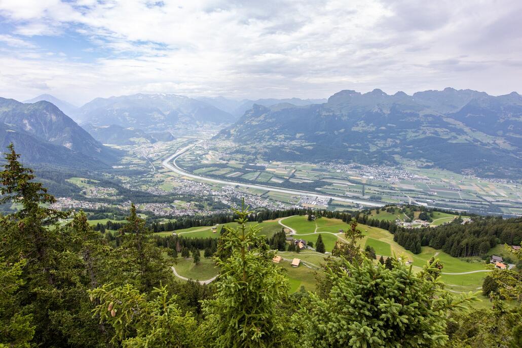 Blick Richtung Calanda und Pizol.