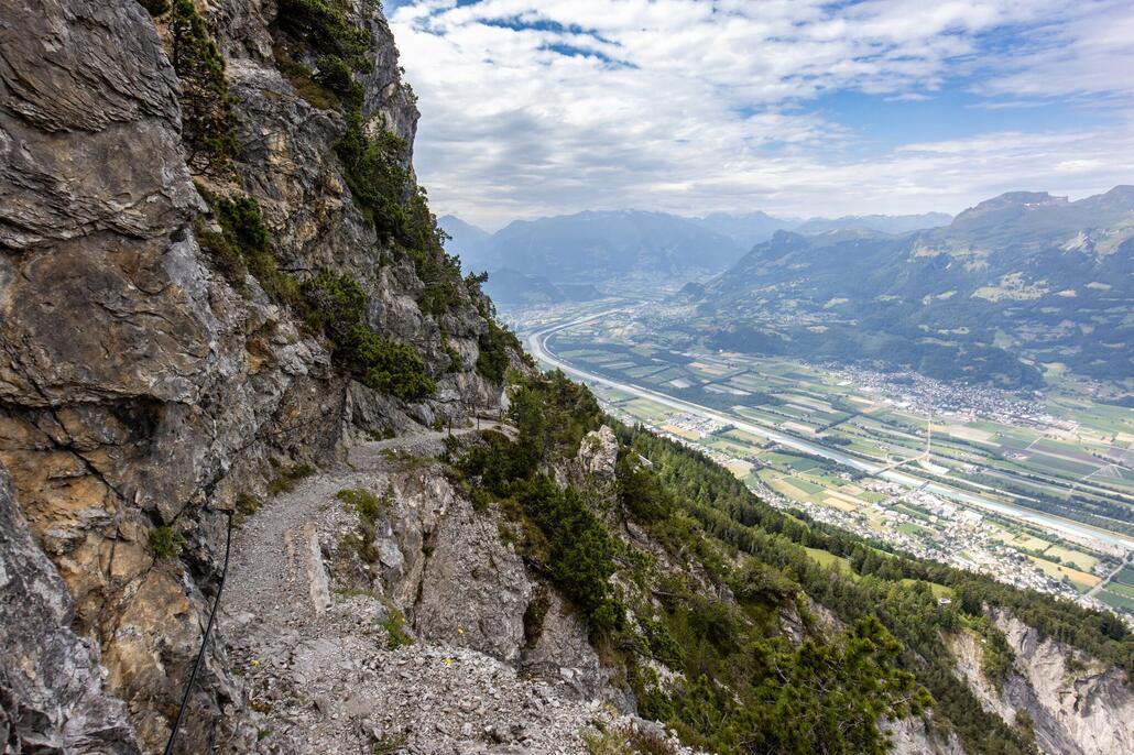 Der Fürstensteig selbst liegt schon spektakulär über dem Rheintal.