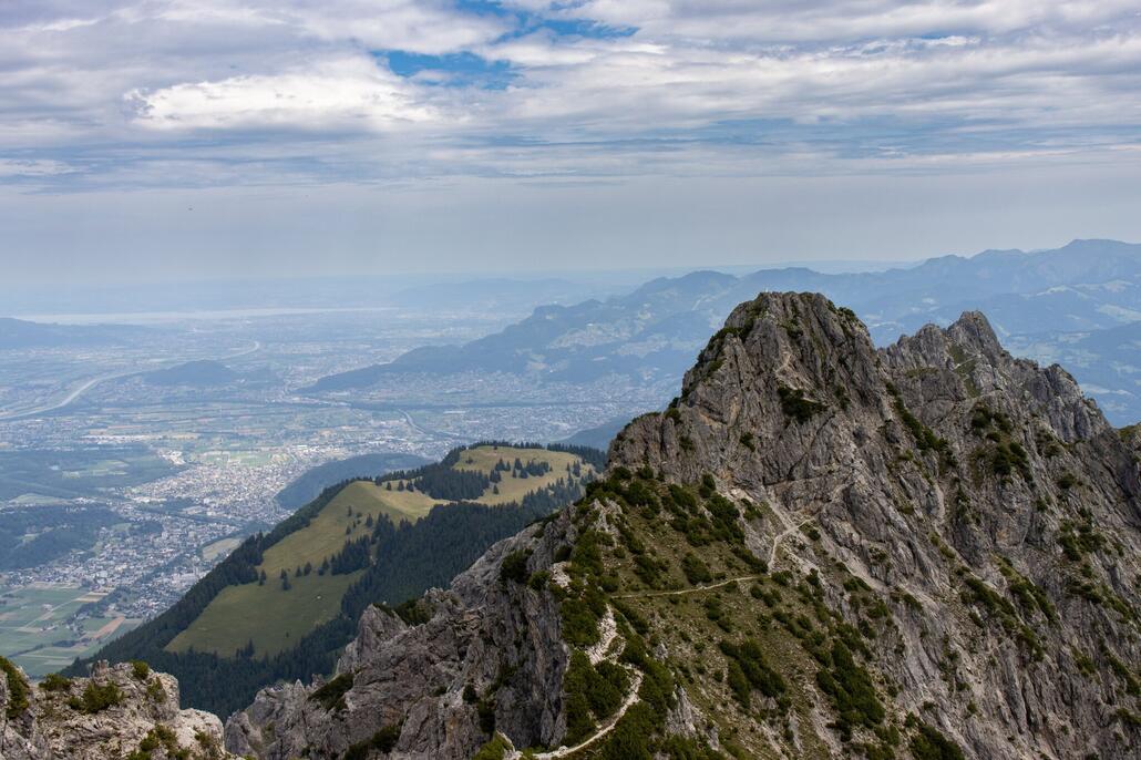 Blick auf die "Drei Schwestern" mit Bodensee dahinter.