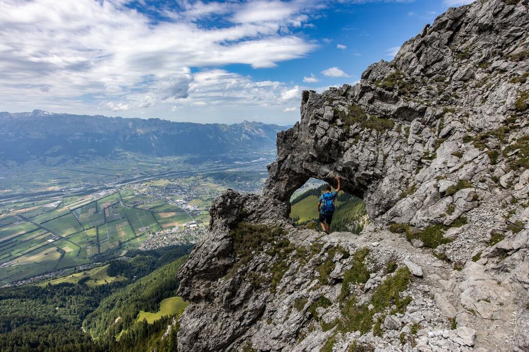 Der Abstieg nach den drei Schwestern beginnt durch ein natürliches Loch.