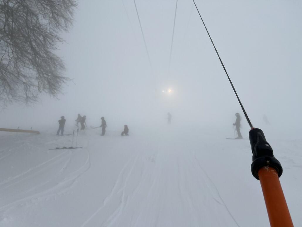 Die Dorfjugend baut einen Kicker