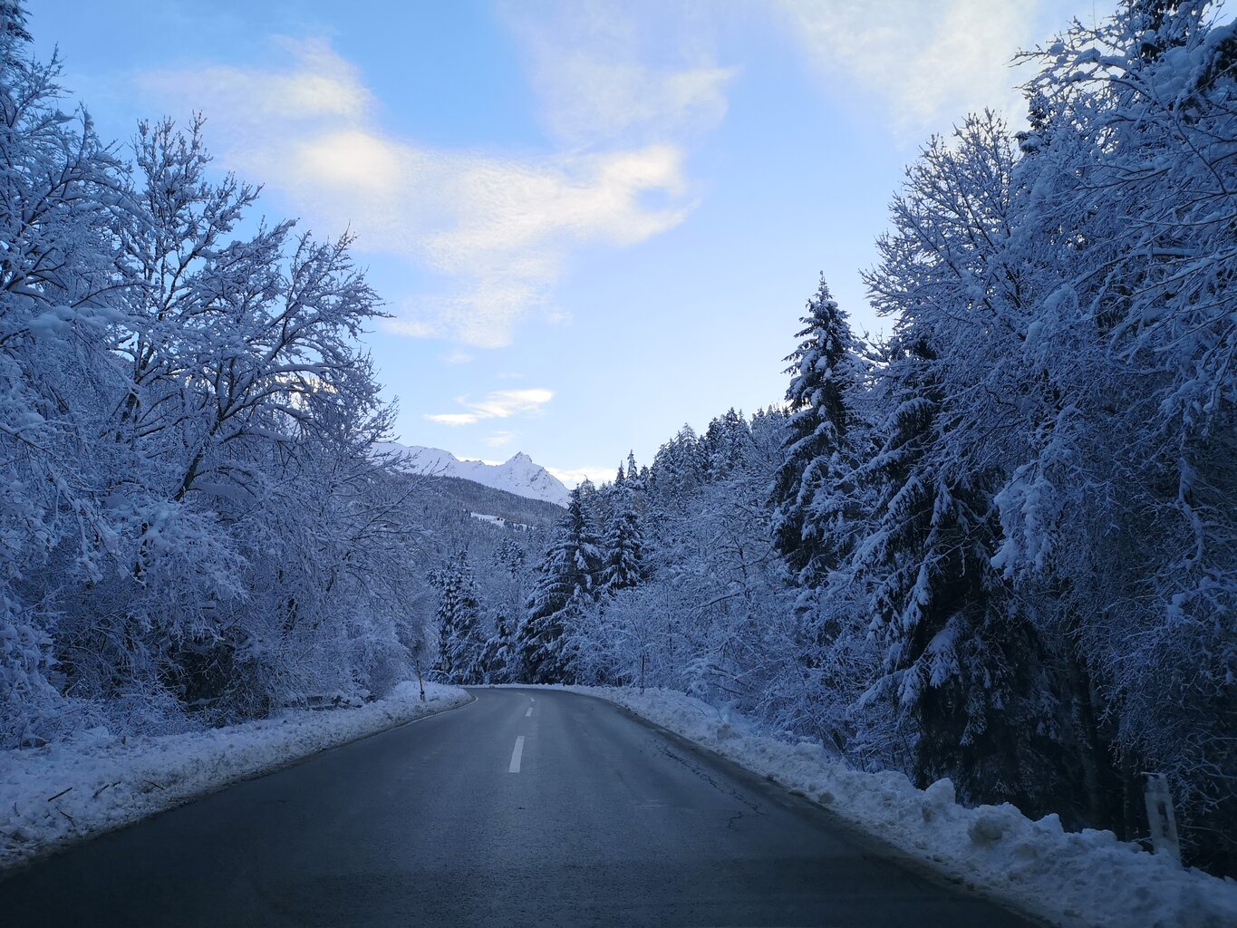 Tief verschneite Landschaft