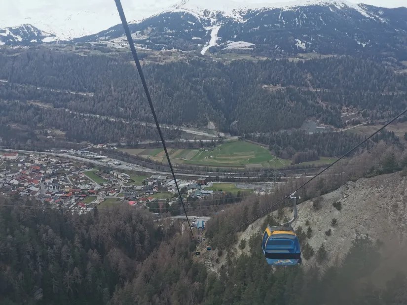 1. Auffahrt mit der Zubringergondel über ordentlich steiles Gelände. Vor nicht allzu langer Zeit, war einmal die Straße nach Fendels gesperrt und diese Gondel für die Bewohner die einzige Möglichkeit ins Tal und zurück zu kommen.
