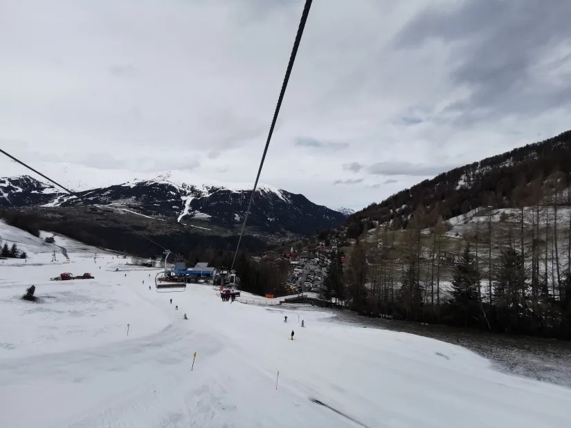 3. Und schon im Lift. Lange, schnelle und relativ steile Bahn. Gefällt.