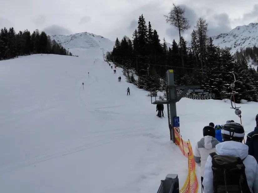 4. Und hier ist die 3. Sektion. Ein schöner steiler Dopplmayr Schlepper mit traumhafter schwarzer Piste gleich daneben. Nur leider sollte es bei dieser einen Fahrt heute bleiben.