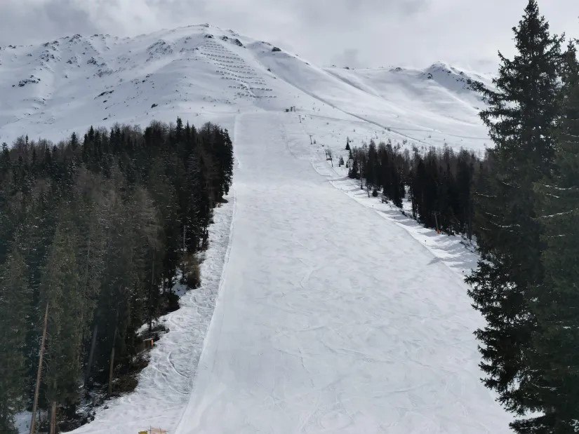 5. Und was sehe ich da, schon bei der zweiten Fahrt ist der Schlepplift wegen Wind eingestellt. Und ich dachte immer Schlepper seien windstabil. Was bleibt mir also anderes übrig, als die Piste nur von unten zu bestaunen.