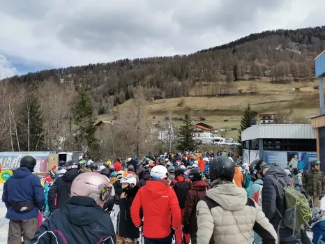 7. Kaunertaler Gletscher komplett zu. Wohin fahren dann die ganzen Leute? Richtig. Ab ungefähr 9:30 Uhr beginnt sich das Skigebiet zu füllen. Was natürlich zu einem etwas langen Rückstau an der einzigen Beschäftigungsanlage führt. Anstehzeiten dann immer so um die 15 Minuten. Wenn nicht länger.